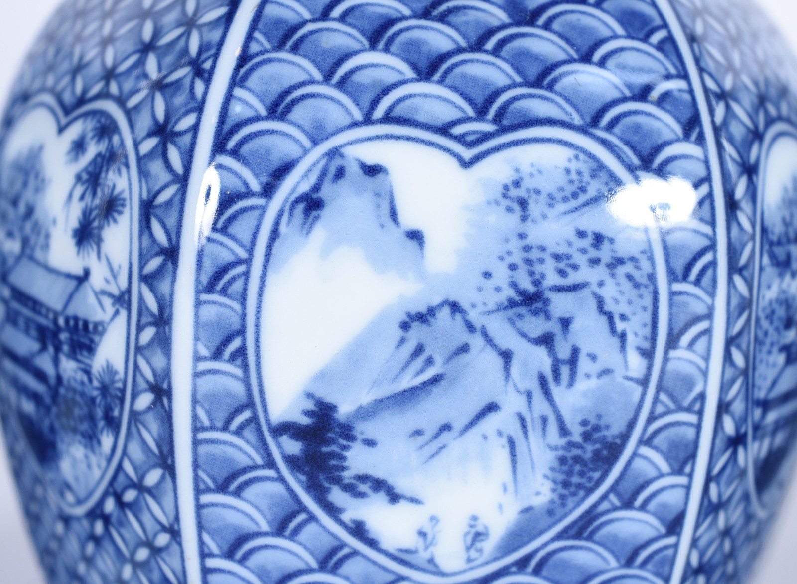 Quatro peças de porcelana diversas, sendo: par de solifleurs em azul... - foto 6 de 11