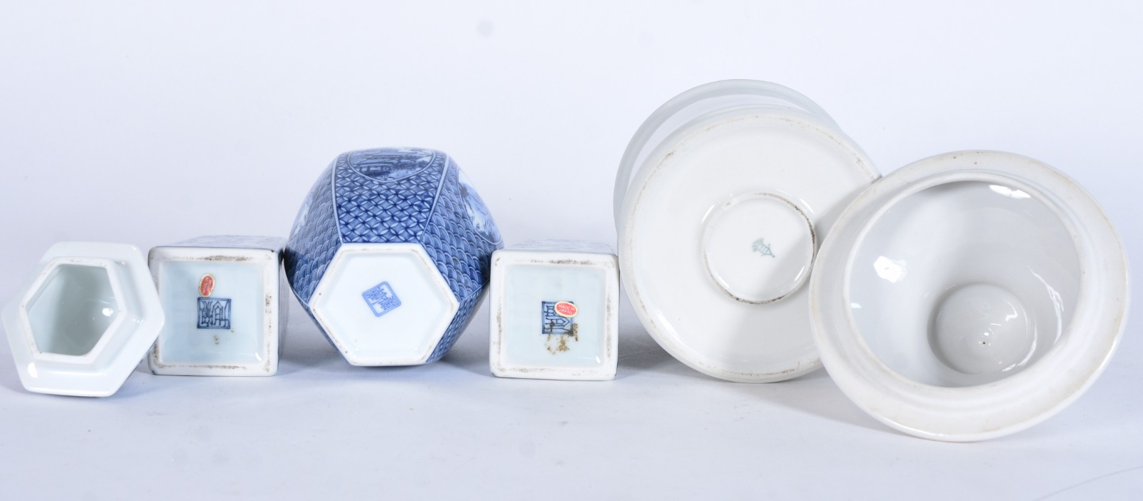 Quatro peças de porcelana diversas, sendo: par de solifleurs em azul... - foto 7 de 11