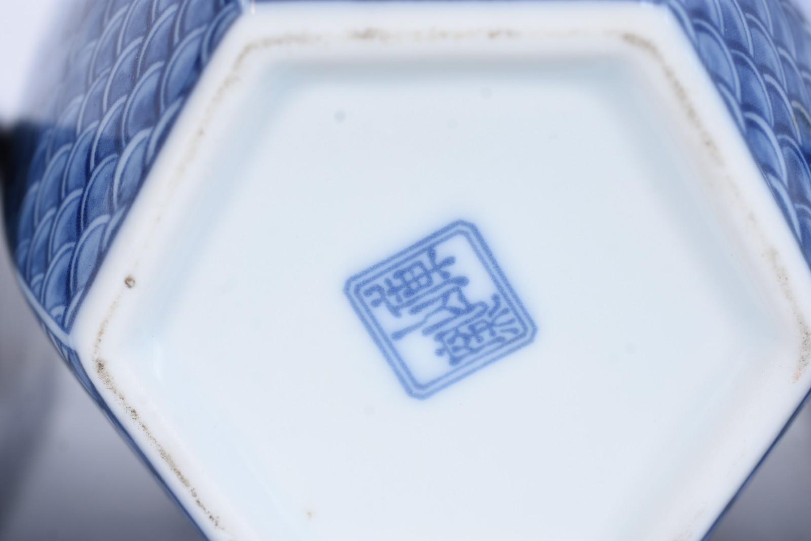 Quatro peças de porcelana diversas, sendo: par de solifleurs em azul... - foto 8 de 11