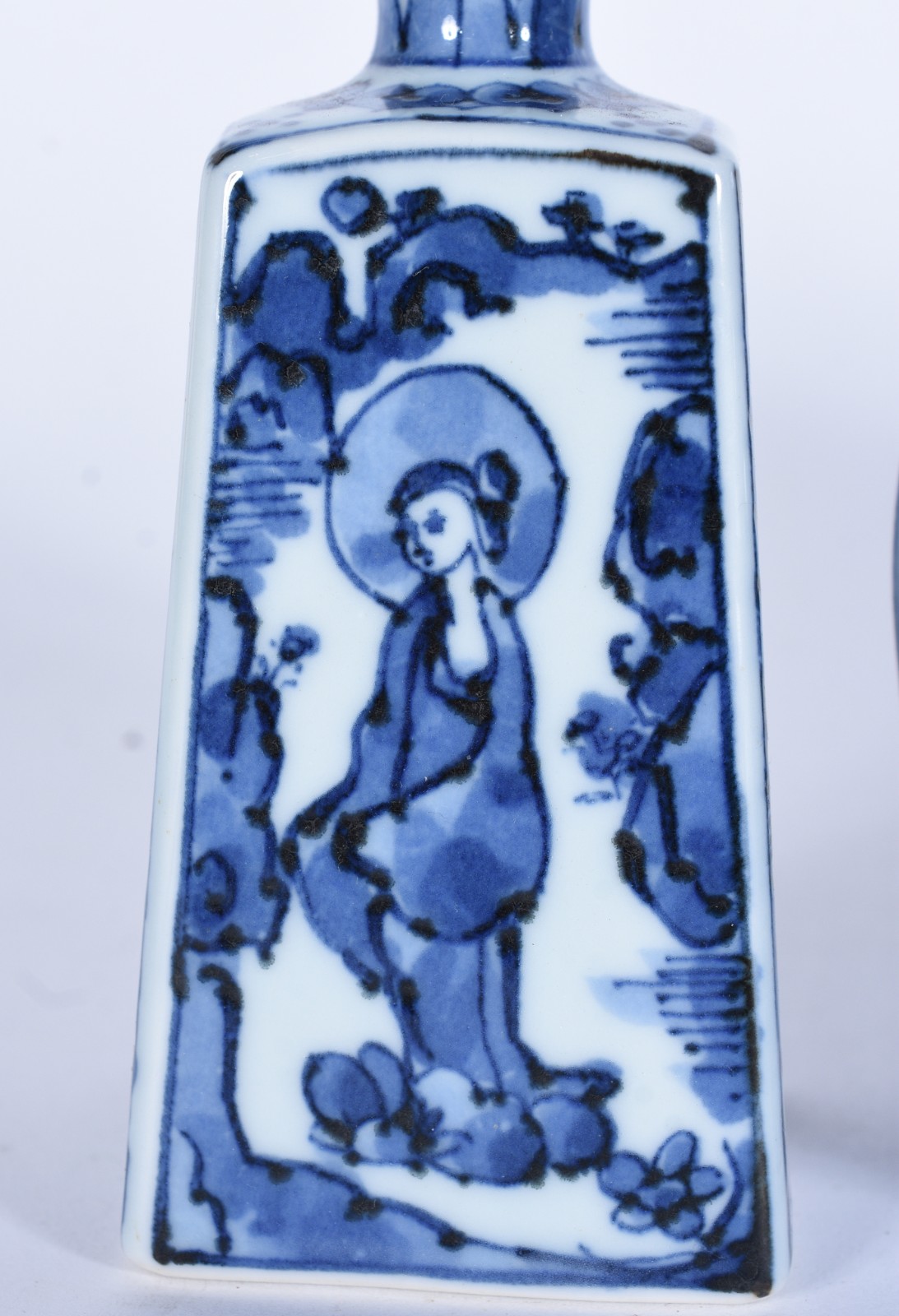 Quatro peças de porcelana diversas, sendo: par de solifleurs em azul... - foto 9 de 11