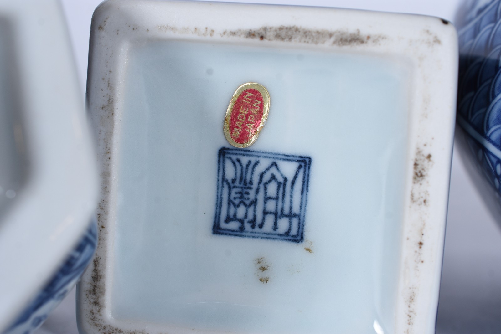Quatro peças de porcelana diversas, sendo: par de solifleurs em azul... - foto 10 de 11