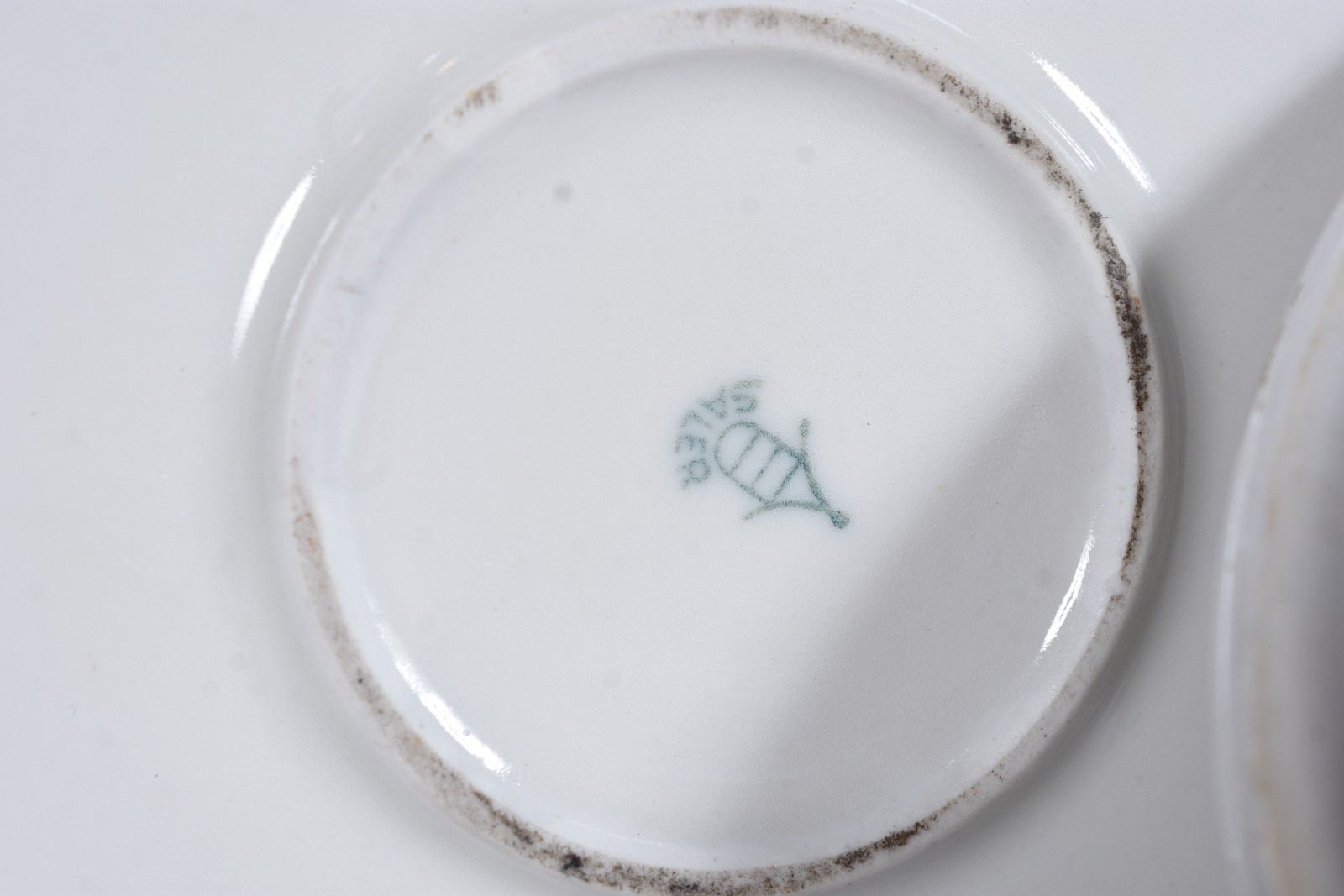 Quatro peças de porcelana diversas, sendo: par de solifleurs em azul... - foto 11 de 11