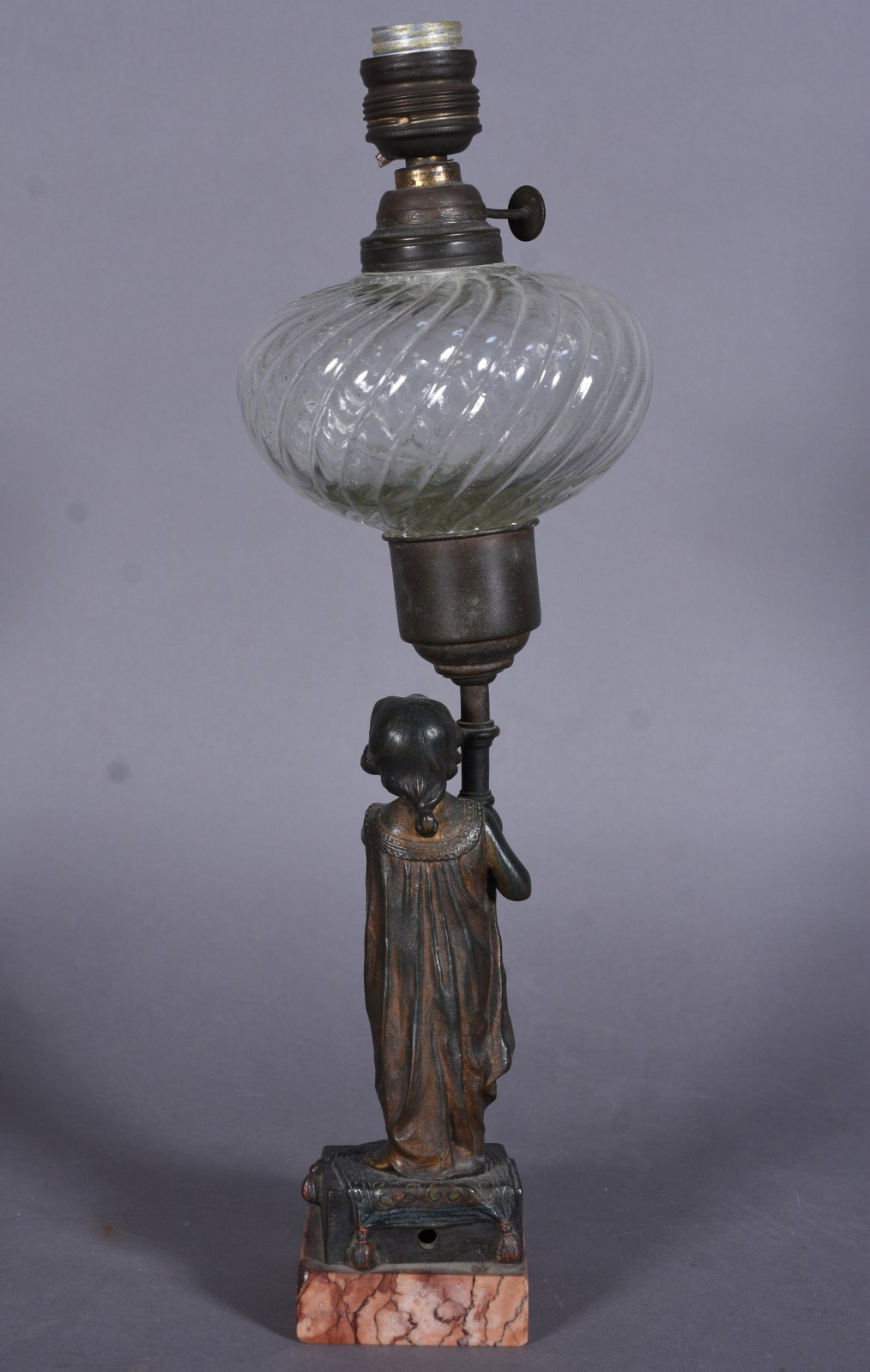 Luminária de metal dourado com figura feminina, corpo de vidro em... - foto 5 de 9