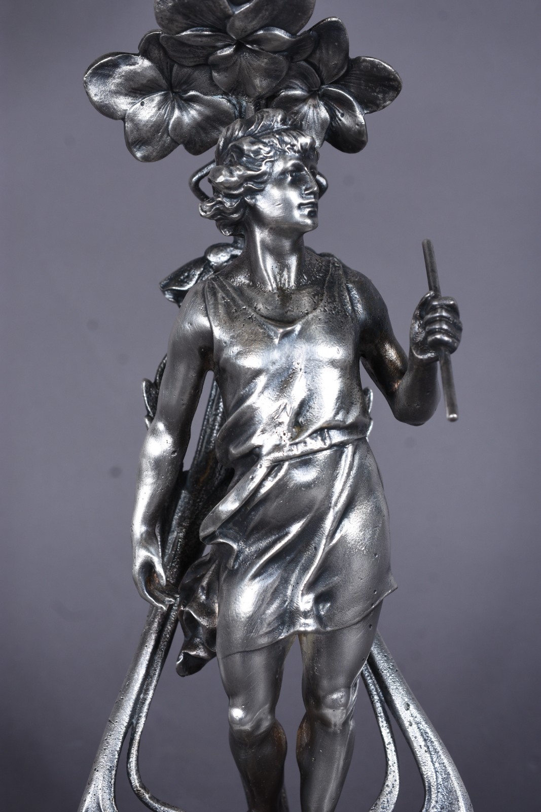 Centro de mesa Art Nouveau, base de metal prateado na forma de figura... - foto 2 de 10