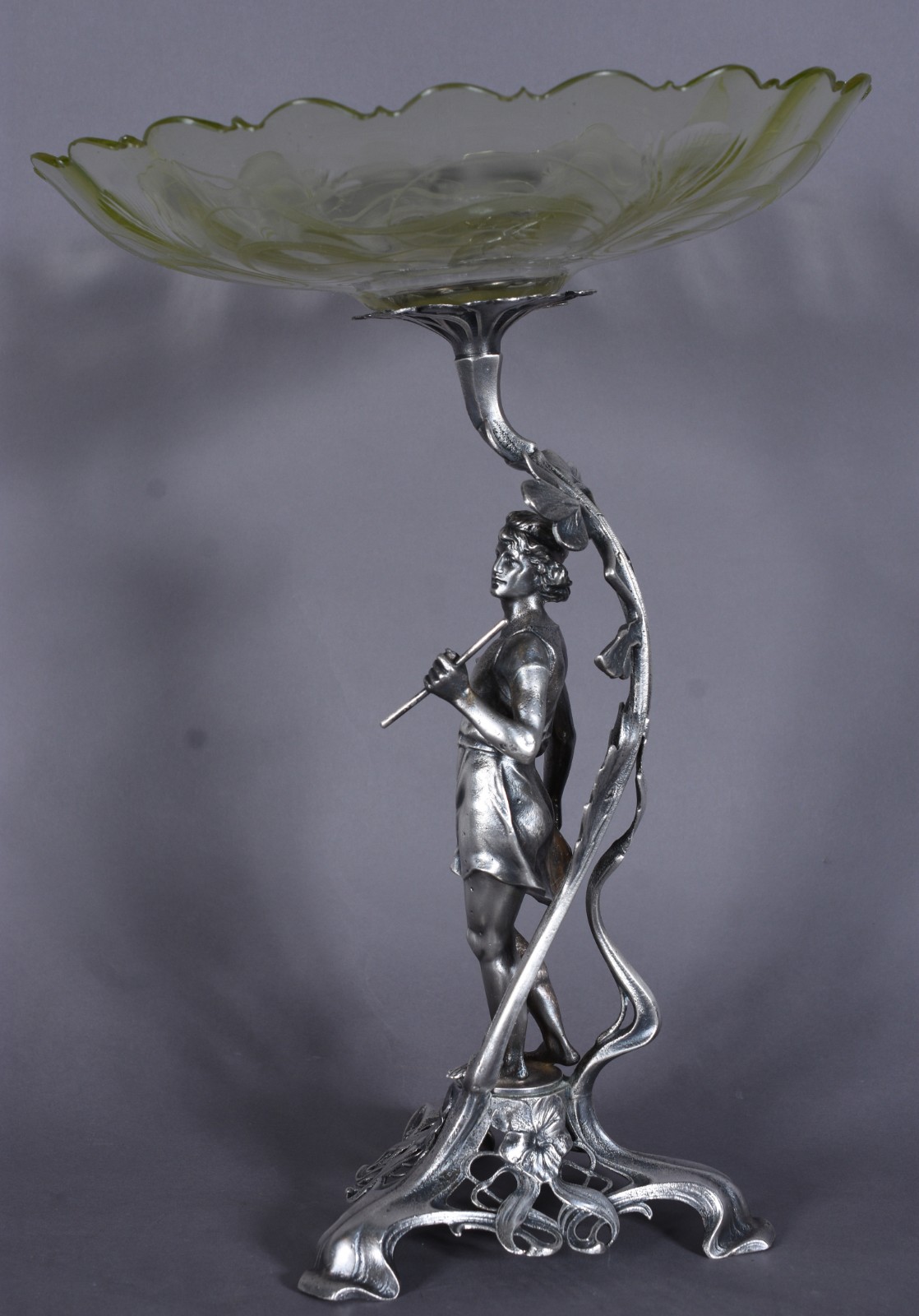 Centro de mesa Art Nouveau, base de metal prateado na forma de figura... - foto 6 de 10