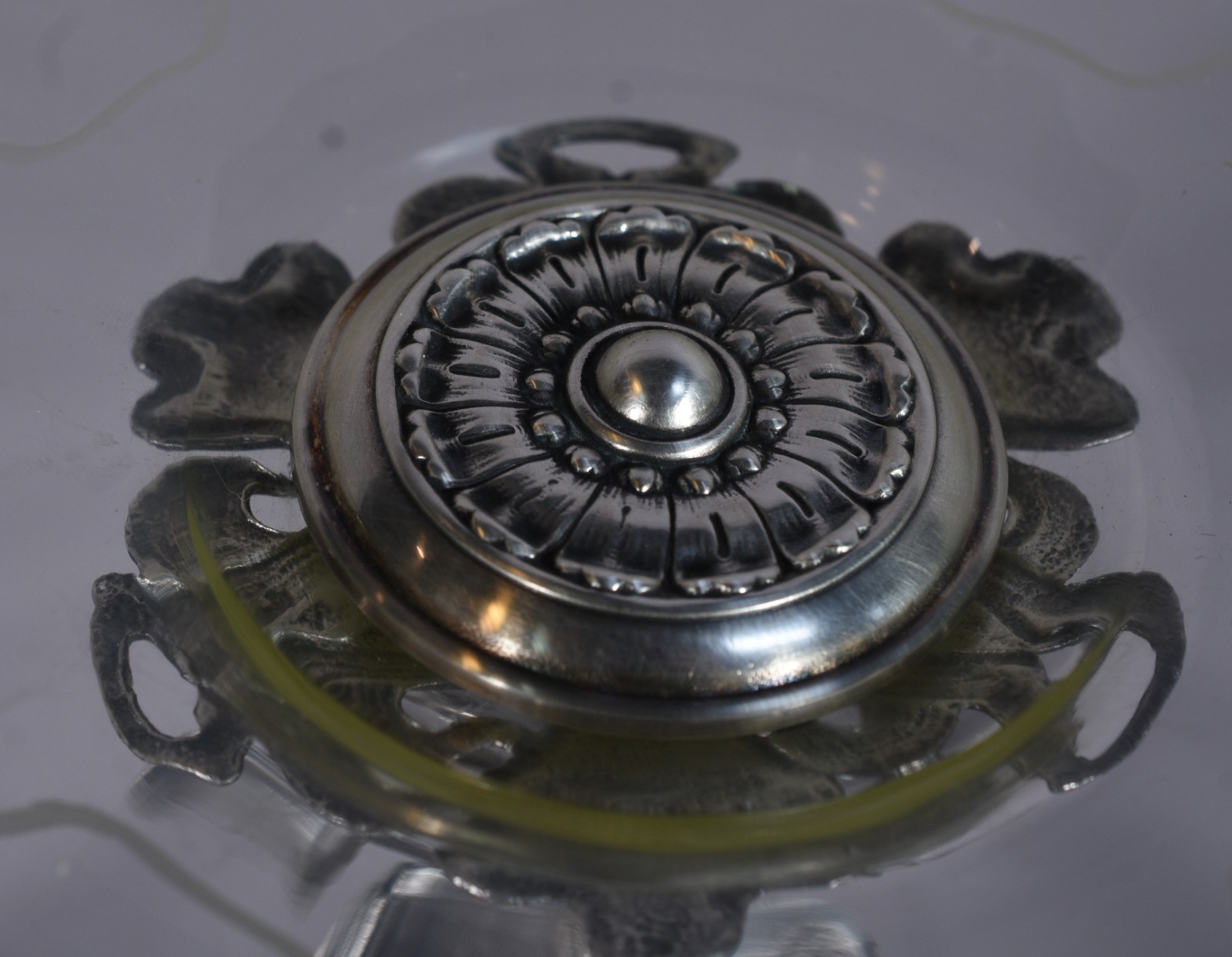 Centro de mesa Art Nouveau, base de metal prateado na forma de figura... - foto 7 de 10