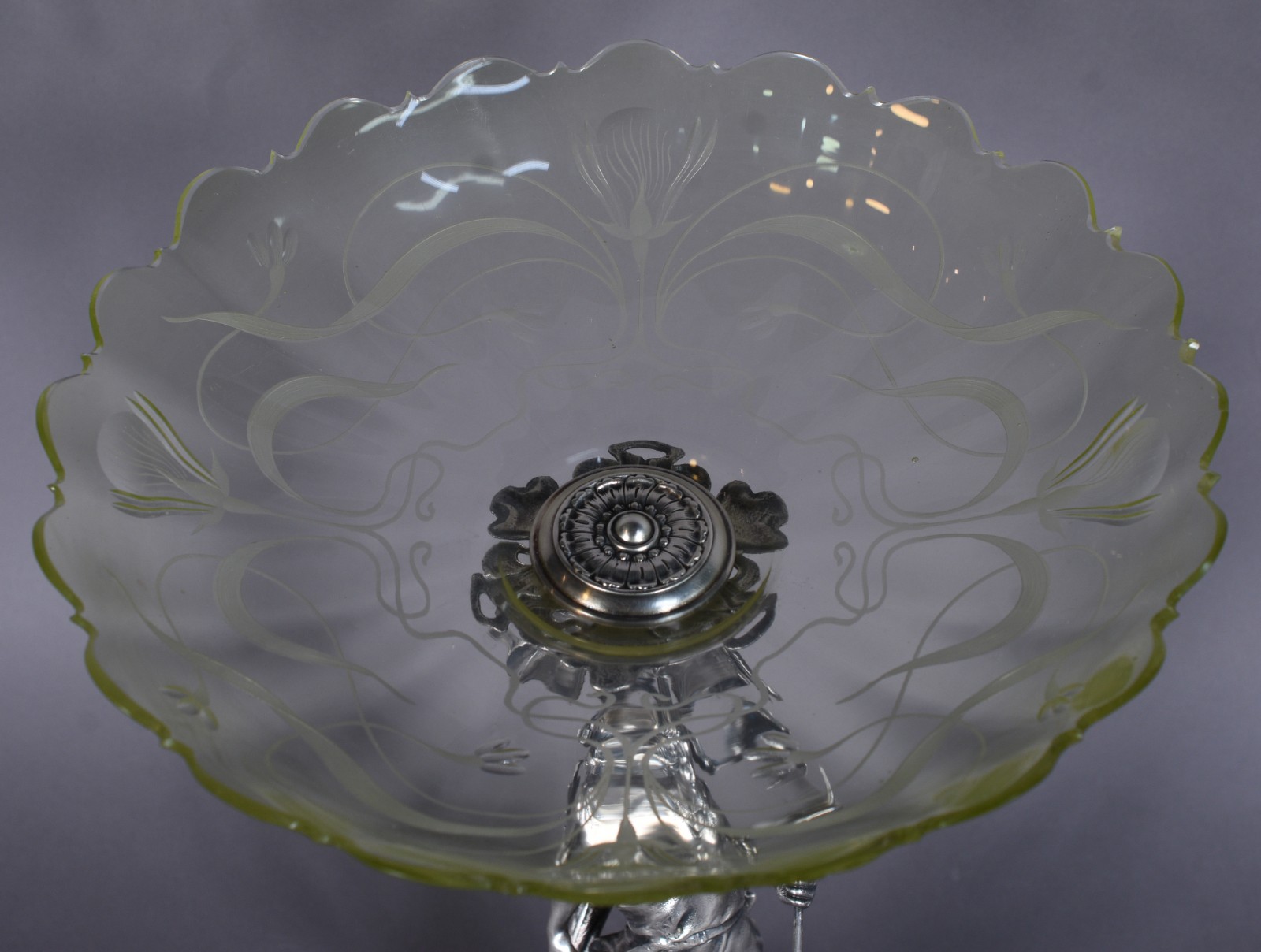 Centro de mesa Art Nouveau, base de metal prateado na forma de figura... - foto 8 de 10