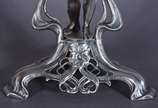 Centro de mesa Art Nouveau, base de metal prate... - Centro de mesa Art Nouveau, base de metal prateado na forma de figura de jovem, prato de cristal  lapidado doublé verde com borda em gomos. Base...