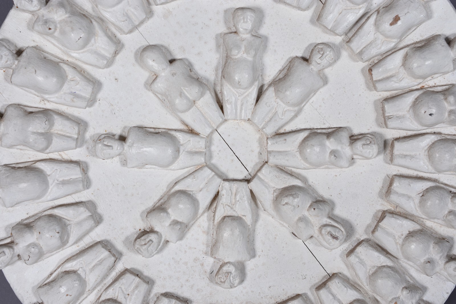 Escultura da Oficina de Agosto em madeira pintada de branco. - foto 3 de 8