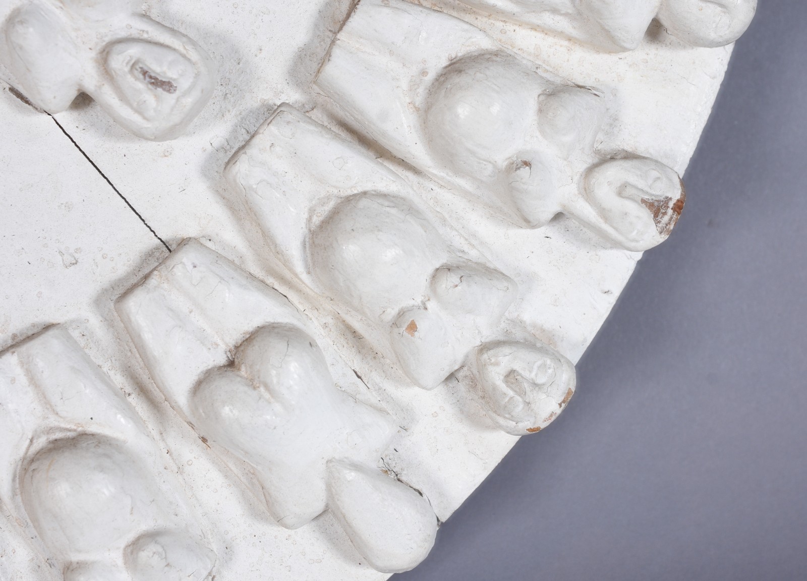 Escultura da Oficina de Agosto em madeira pintada de branco. - foto 4 de 8