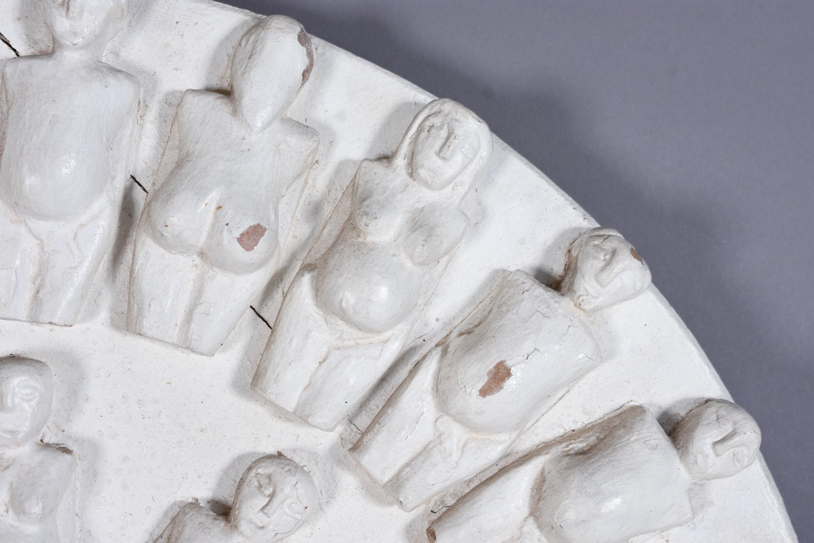 Escultura da Oficina de Agosto em madeira pintada de branco. - foto 6 de 8