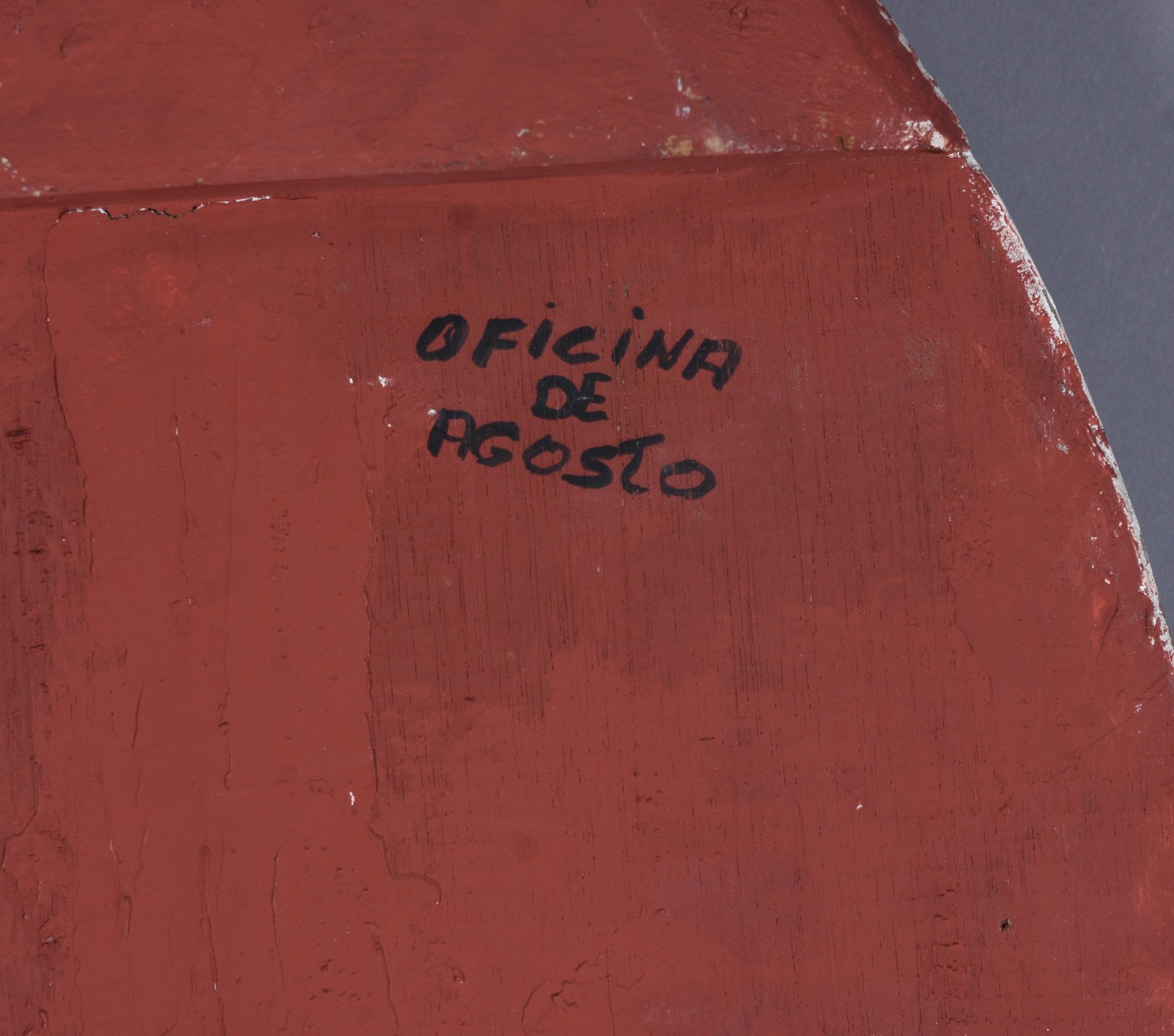 Escultura da Oficina de Agosto em madeira pintada de branco. - foto 2 de 8
