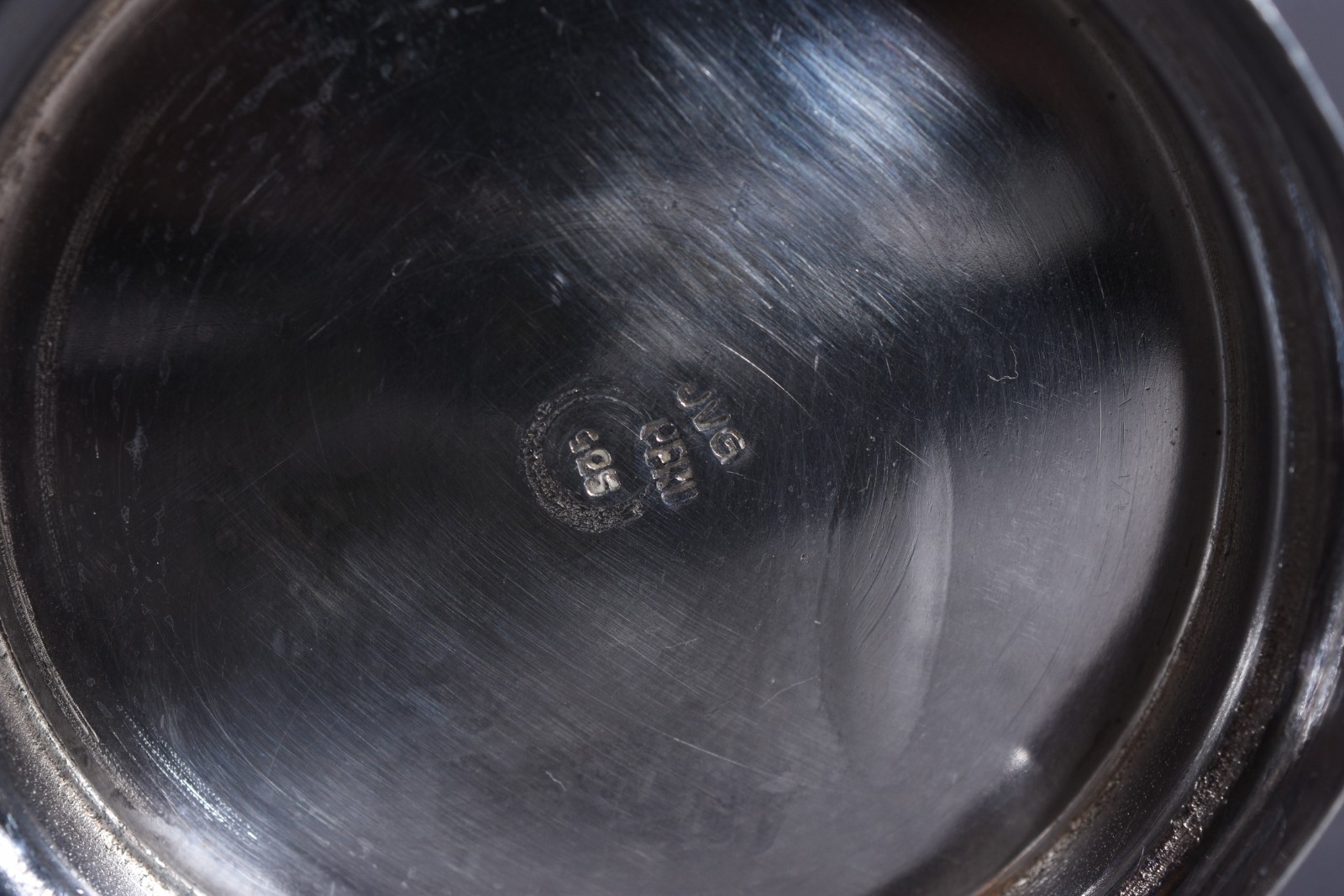 Coqueteleira em prata de lei. Peso da prata: 430 g (Por motivos de... - foto 9 de 9