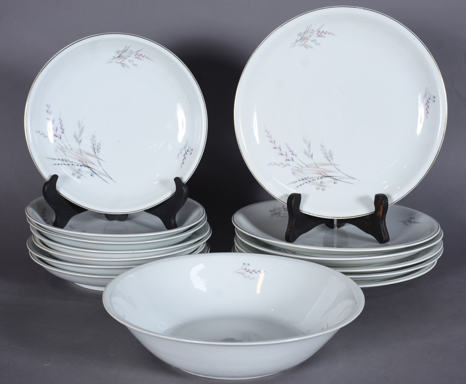 Serviço de jantar de porcelana Real composto de: 6 pratos rasos, 7... - foto 2 de 11