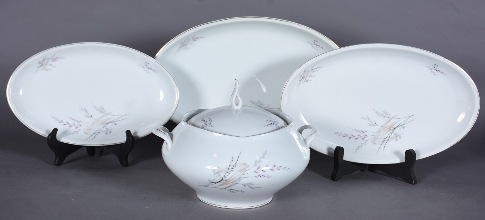 Serviço de jantar de porcelana Real composto de: 6 pratos rasos, 7... - foto 3 de 11