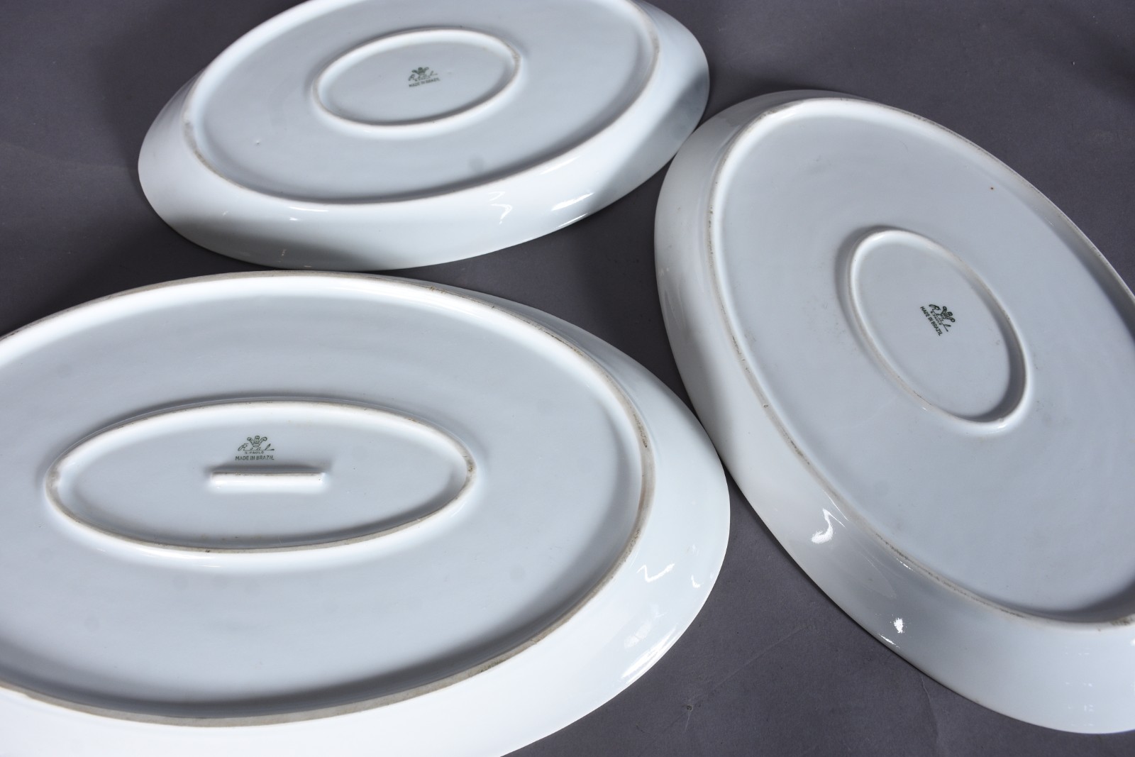 Serviço de jantar de porcelana Real composto de: 6 pratos rasos, 7... - foto 10 de 11