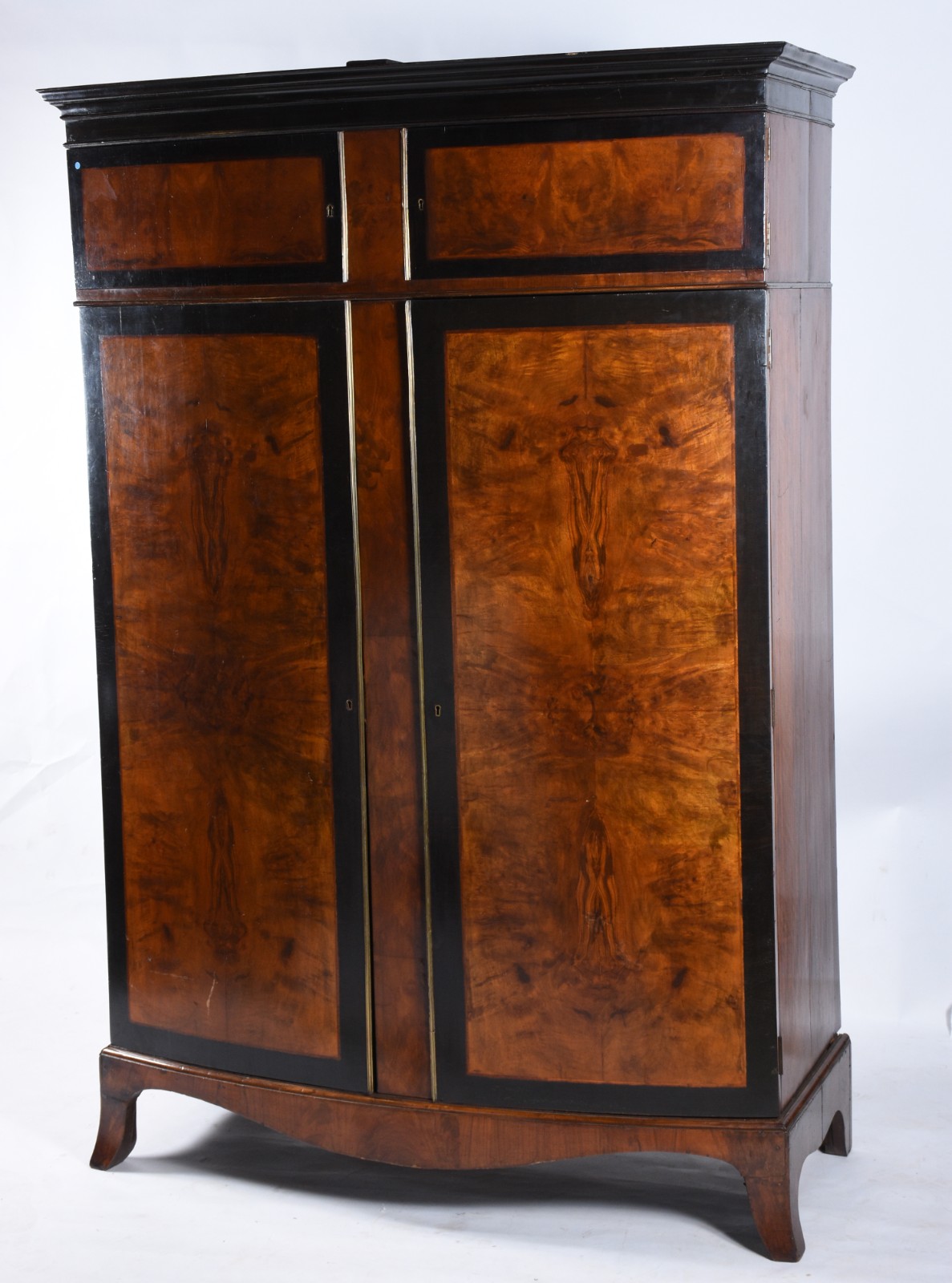 Guarda roupa de madeira nobre estilo Biedermeier. - foto 1 de 10