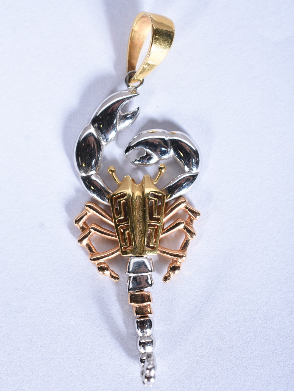 Pendente na forma de escorpião de ouro branco e 18 k. (Por motivos de... - foto 2 de 4