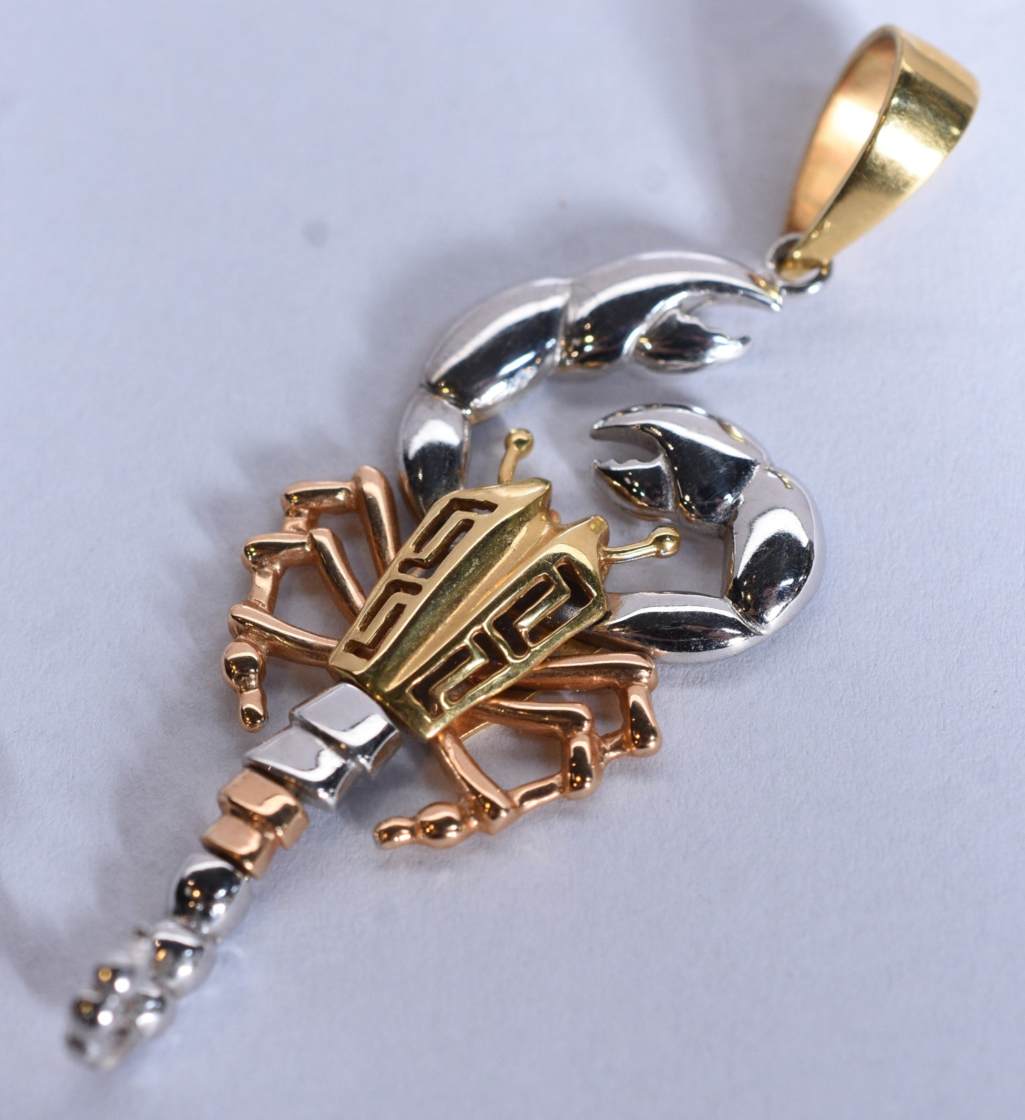 Pendente na forma de escorpião de ouro branco e 18 k. (Por motivos de... - foto 1 de 4