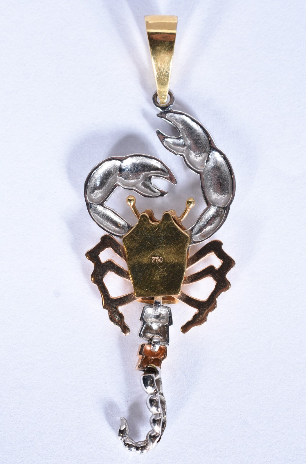 Pendente na forma de escorpião de ouro branco e 18 k. (Por motivos de... - foto 3 de 4