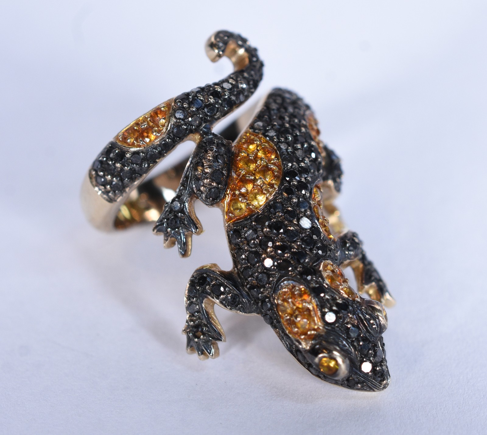 Anel de ouro 18 k no feitio lagarto com brilhantes negros, aro 17... - foto 1 de 8