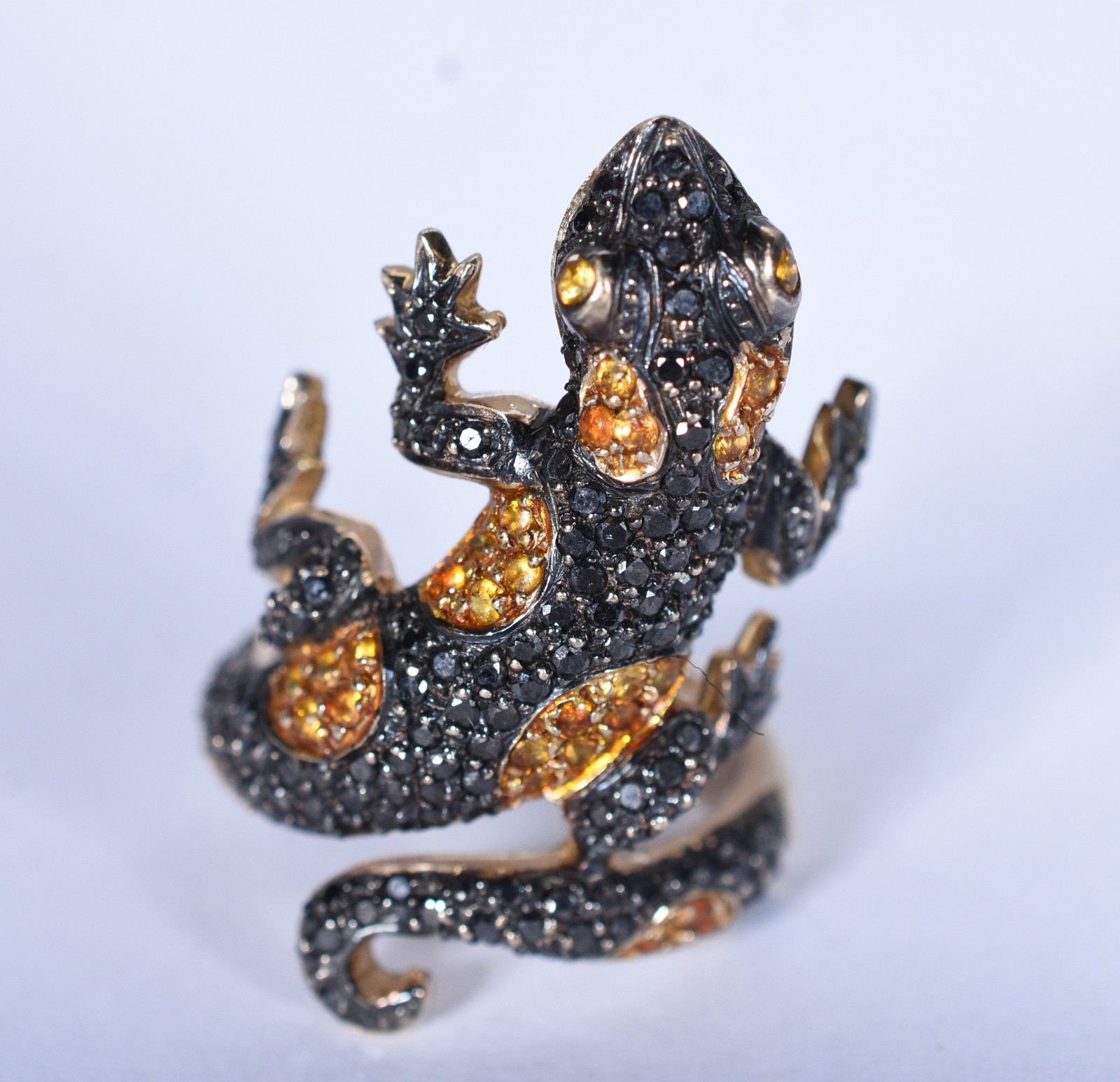 Anel de ouro 18 k no feitio lagarto com brilhantes negros, aro 17... - foto 2 de 8