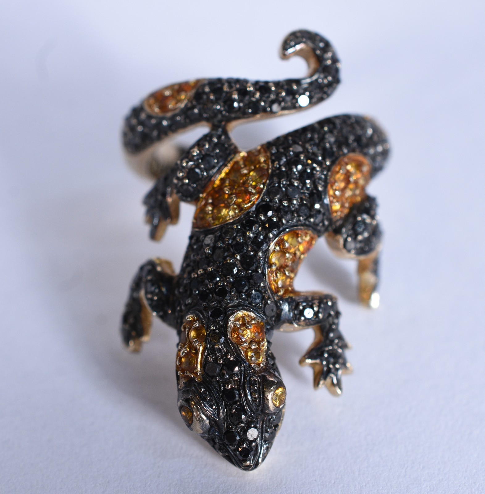 Anel de ouro 18 k no feitio lagarto com brilhantes negros, aro 17... - foto 3 de 8