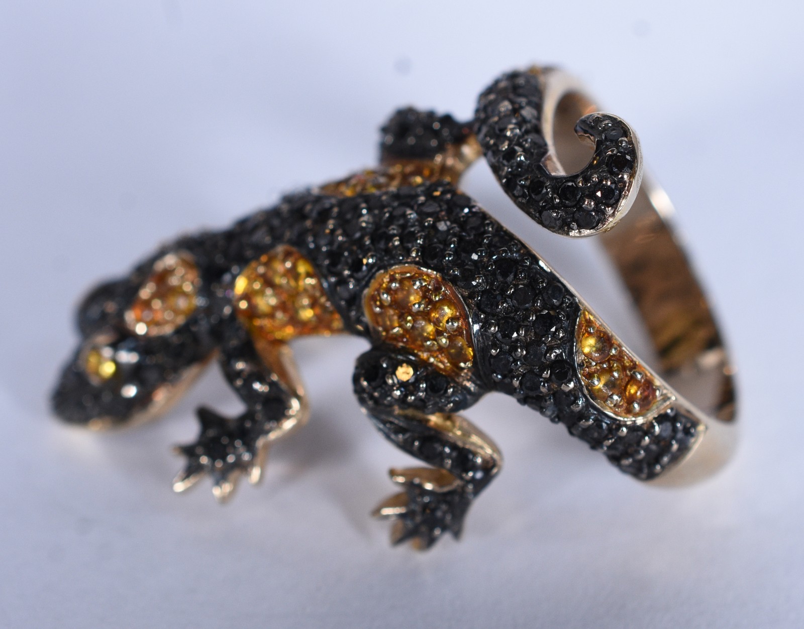 Anel de ouro 18 k no feitio lagarto com brilhantes negros, aro 17... - foto 4 de 8