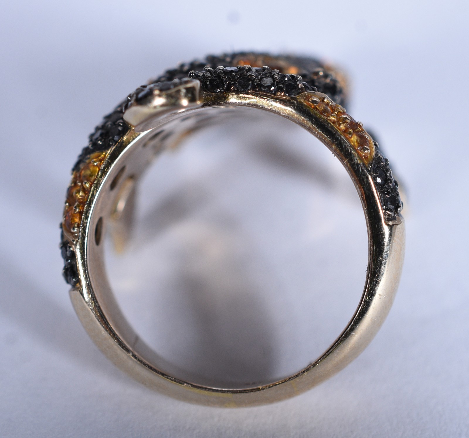 Anel de ouro 18 k no feitio lagarto com brilhantes negros, aro 17... - foto 7 de 8