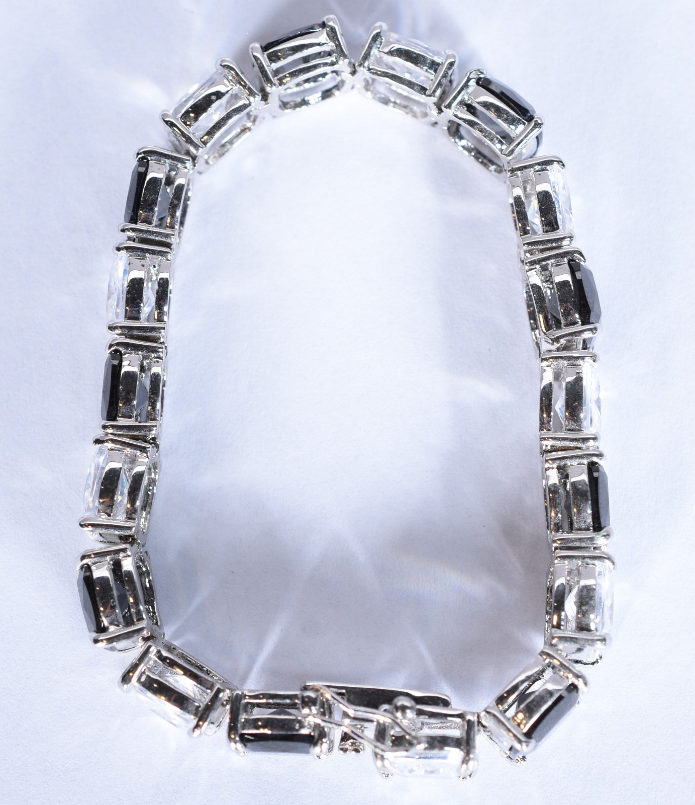 Pulseira de metal prateado com pedras. - foto 2 de 7