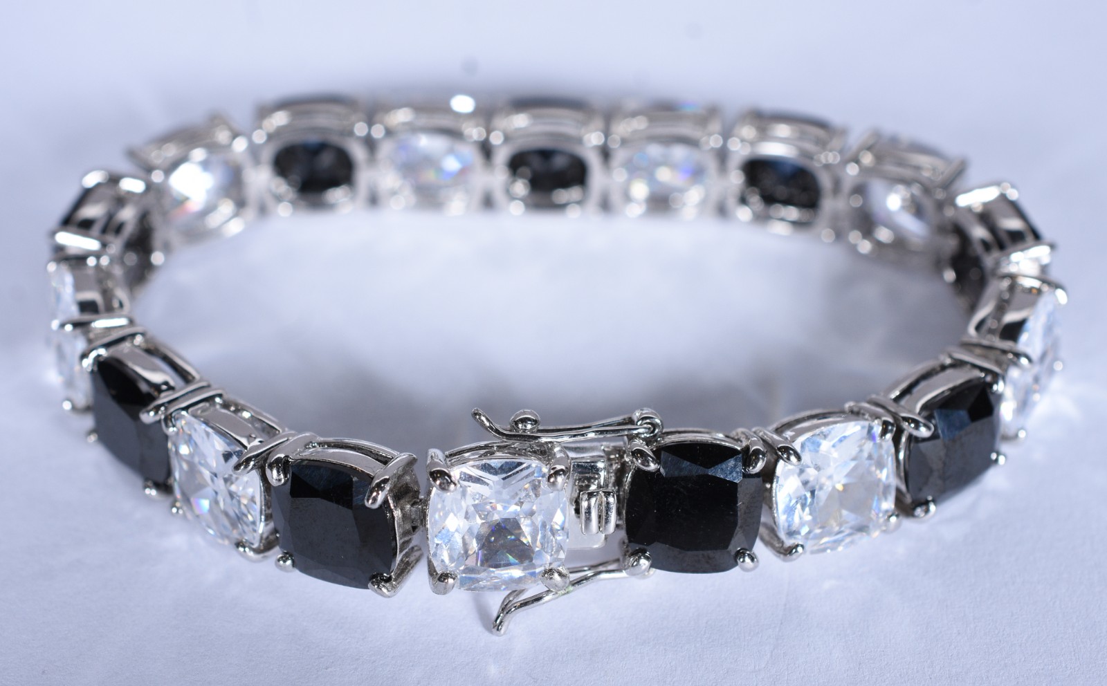 Pulseira de metal prateado com pedras. - foto 4 de 7