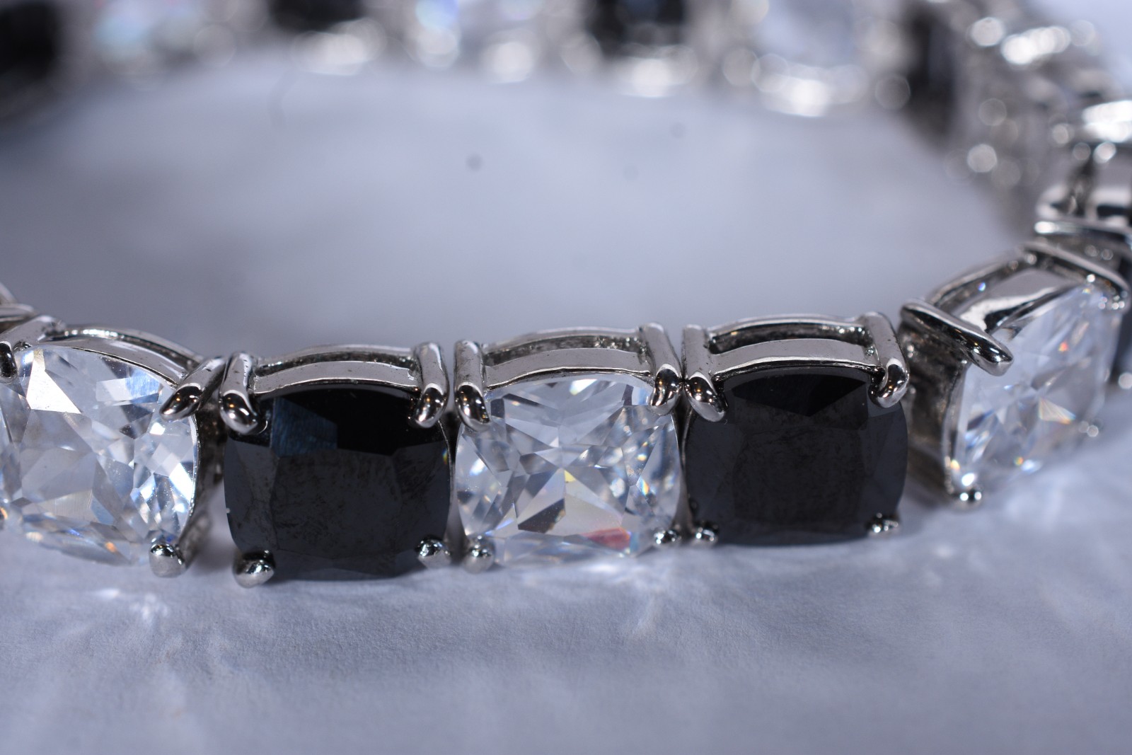 Pulseira de metal prateado com pedras. - foto 6 de 7
