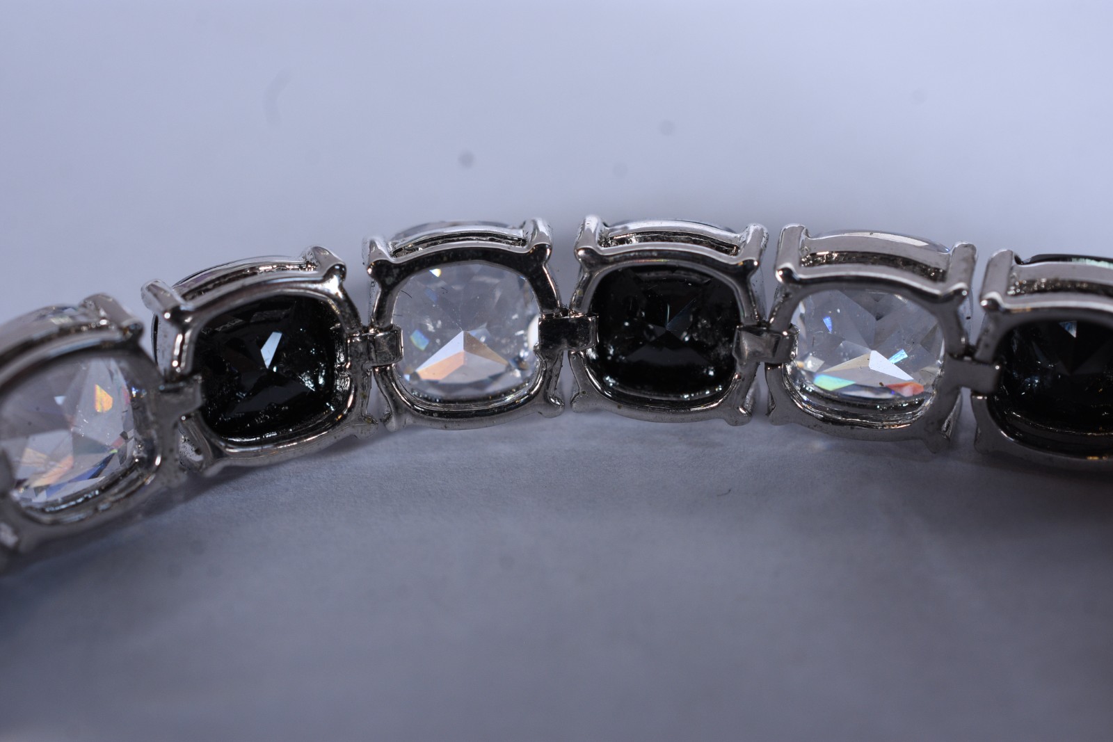 Pulseira de metal prateado com pedras. - foto 7 de 7