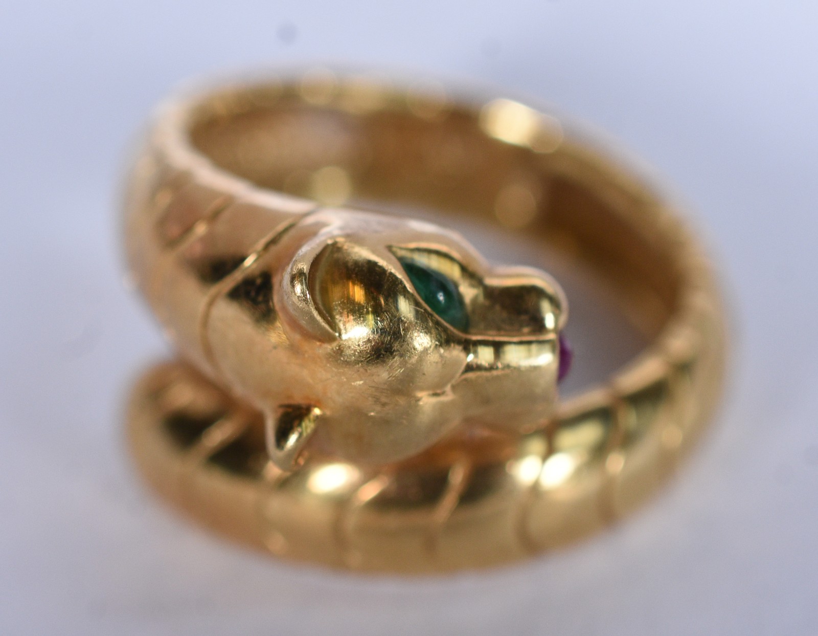 Anel de ouro 18 k, na forma de cabeça de pantera com olhos de... - foto 2 de 7