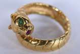 Anel de ouro 18 k, na forma de cabeça de panter... - Anel de ouro 18 k, na forma de cabeça de pantera com olhos de esmeralda, aro 15. (Por motivos de segurança a peça não se encontra na loja).