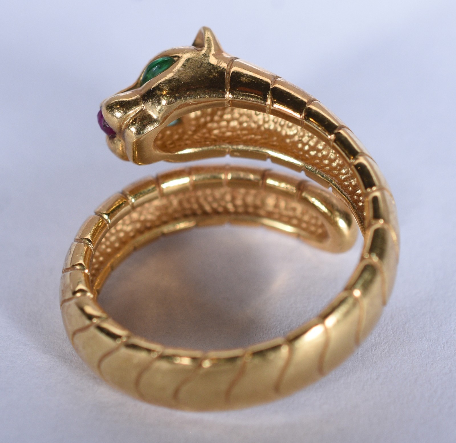 Anel de ouro 18 k, na forma de cabeça de pantera com olhos de... - foto 5 de 7