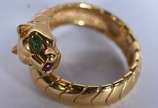 Anel de ouro 18 k, na forma de cabeça de panter... - Anel de ouro 18 k, na forma de cabeça de pantera com olhos de esmeralda, aro 15. (Por motivos de segurança a peça não se encontra na loja).