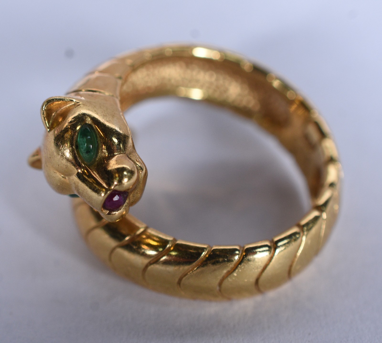 Anel de ouro 18 k, na forma de cabeça de pantera com olhos de... - foto 1 de 7