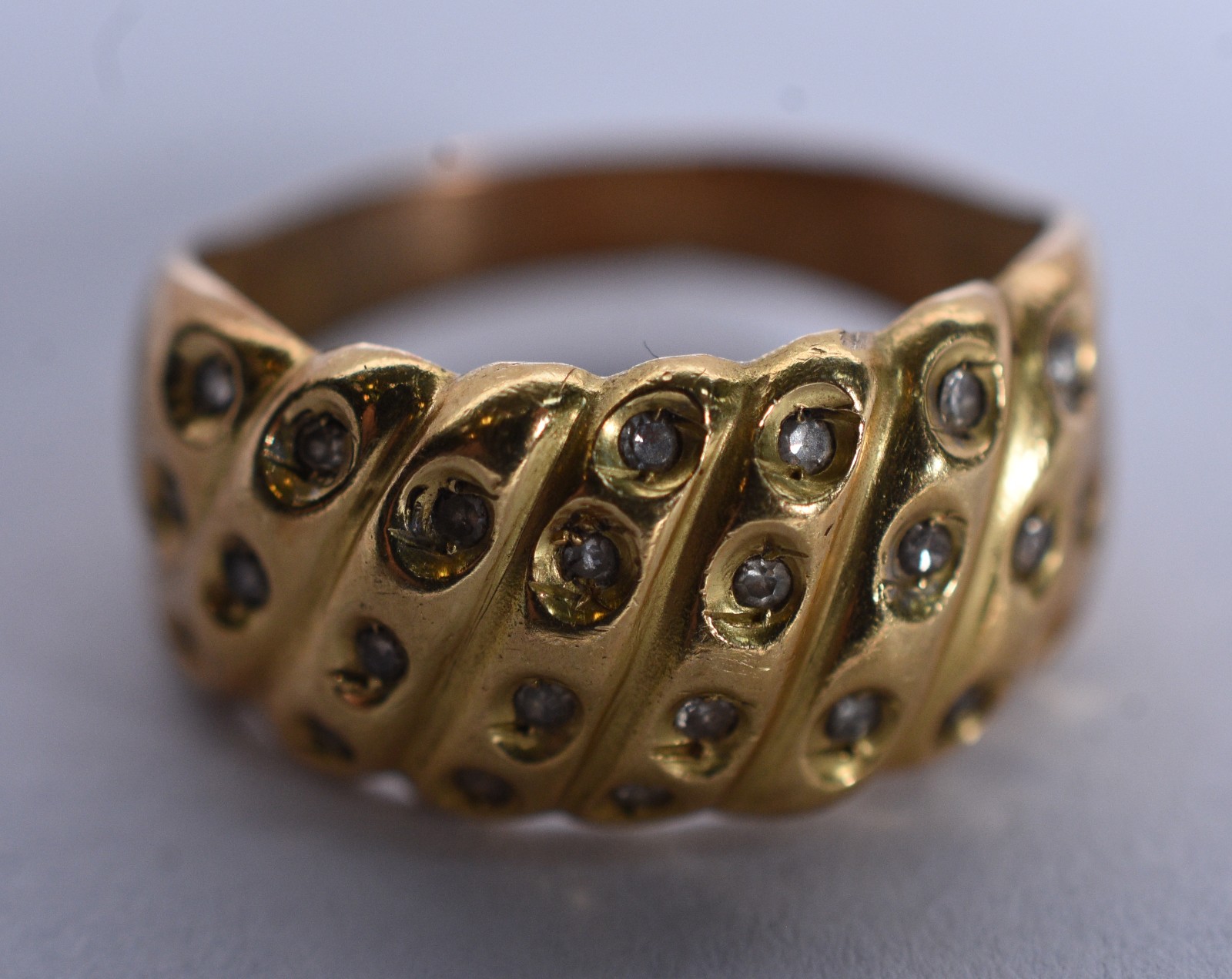 Anel de ouro 18 k com brilhantes, aro 14 (Por motivos de segurança a... - foto 1 de 5