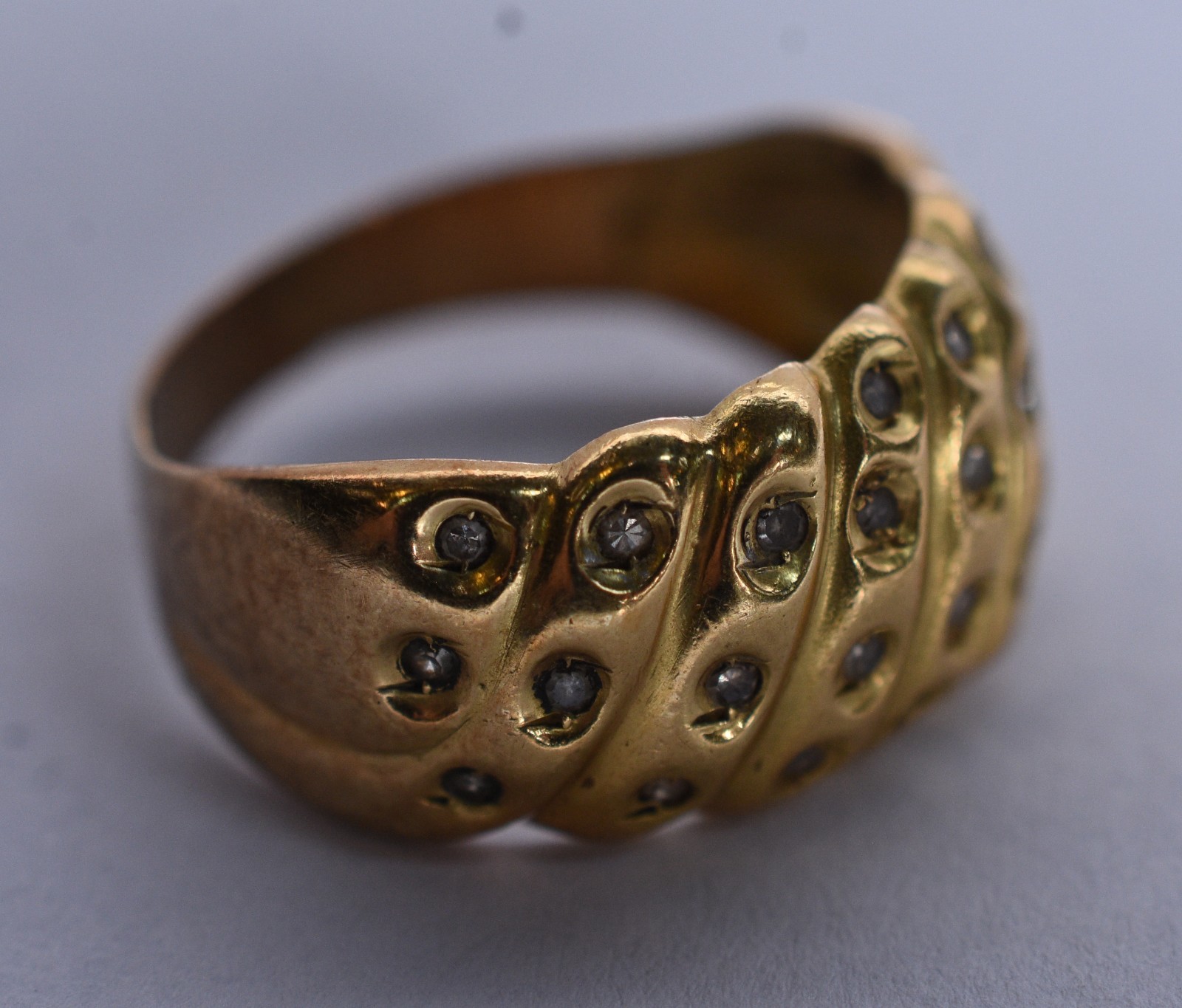 Anel de ouro 18 k com brilhantes, aro 14 (Por motivos de segurança a... - foto 2 de 5