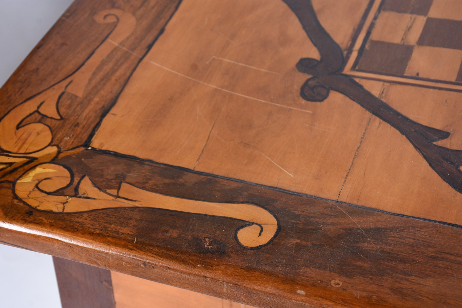 Mesa para jogo de madeira nobre, tampo com pinturas e marqueterie... - foto 6 de 8