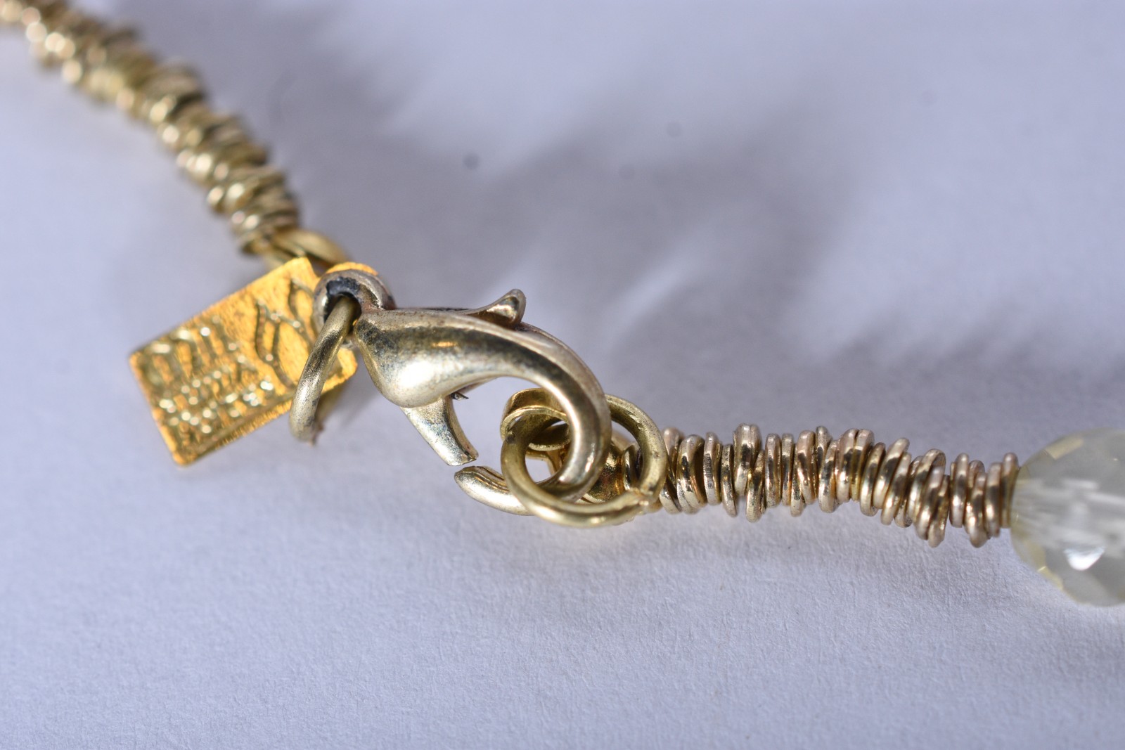 Colar com detalhes em metal dourado e pedras. - foto 4 de 6