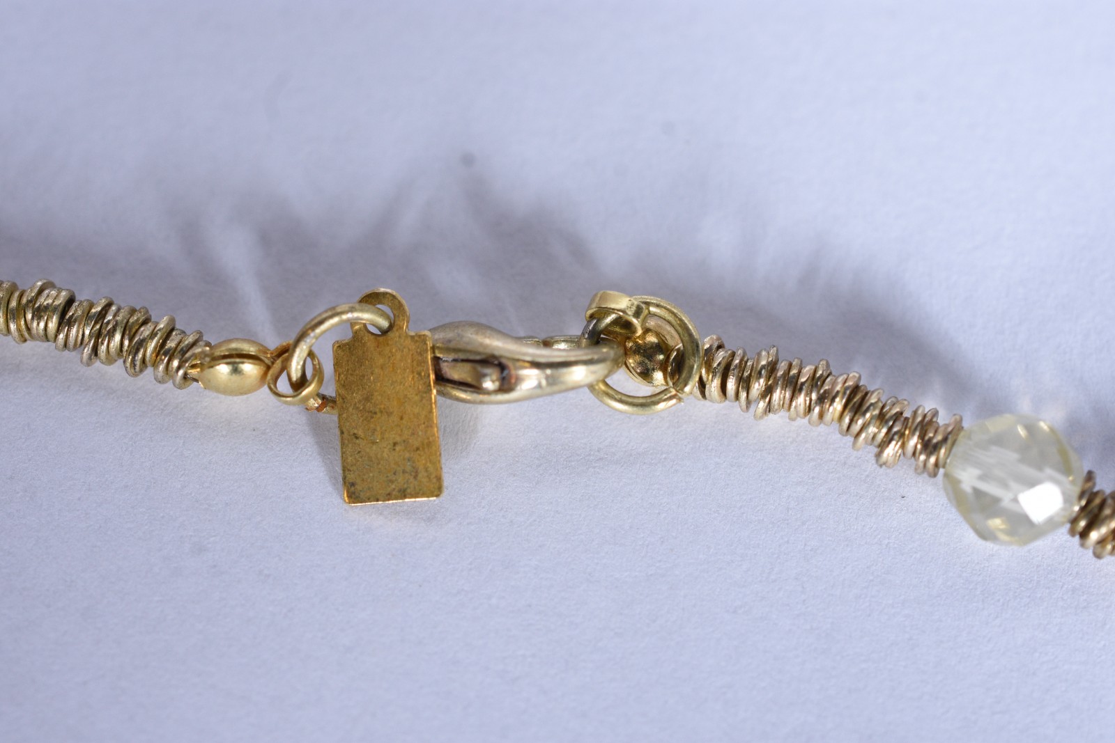 Colar com detalhes em metal dourado e pedras. - foto 5 de 6