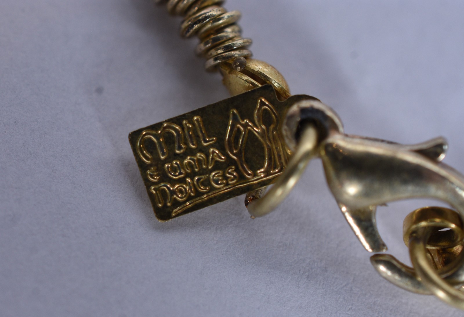 Colar com detalhes em metal dourado e pedras. - foto 6 de 6