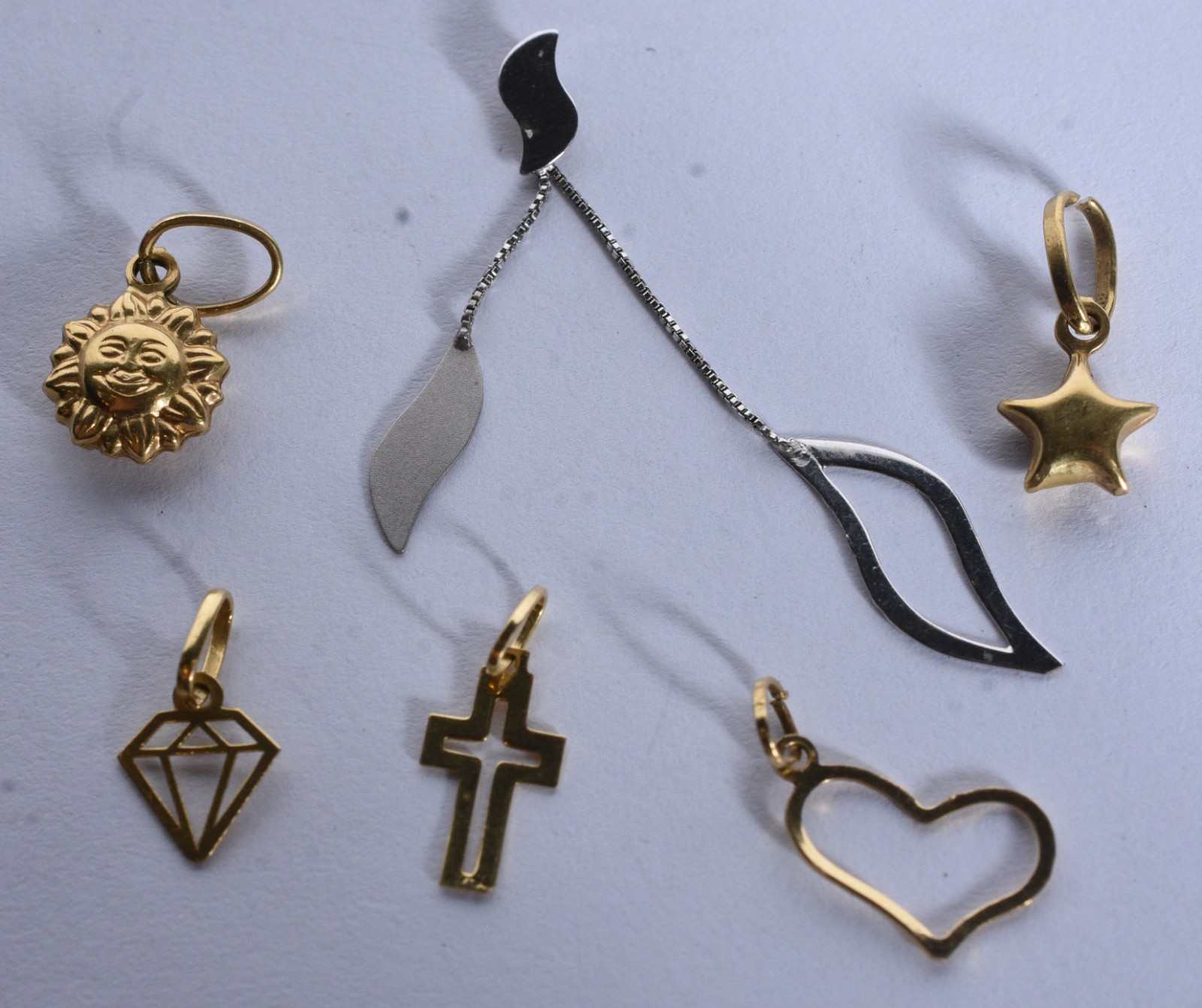 Seis pingentes de ouro 18 k e ouro branco, contraste 750 (Por motivos... - foto 1 de 11