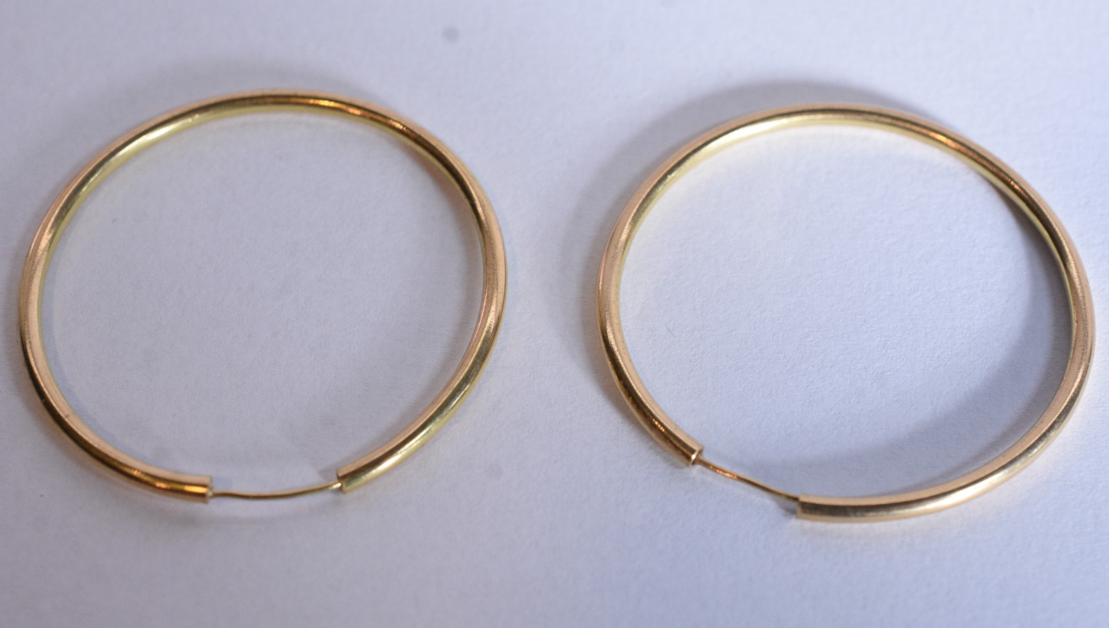 Par de brincos de ouro 18k, contraste 750 modelo argola (Por motivos... - foto 1 de 6