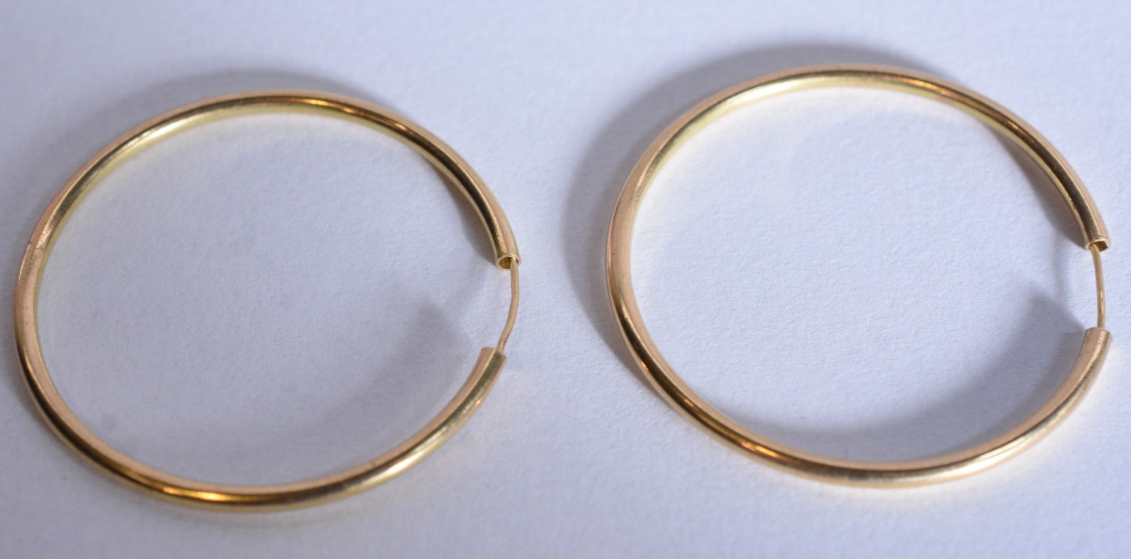 Par de brincos de ouro 18k, contraste 750 modelo argola (Por motivos... - foto 2 de 6