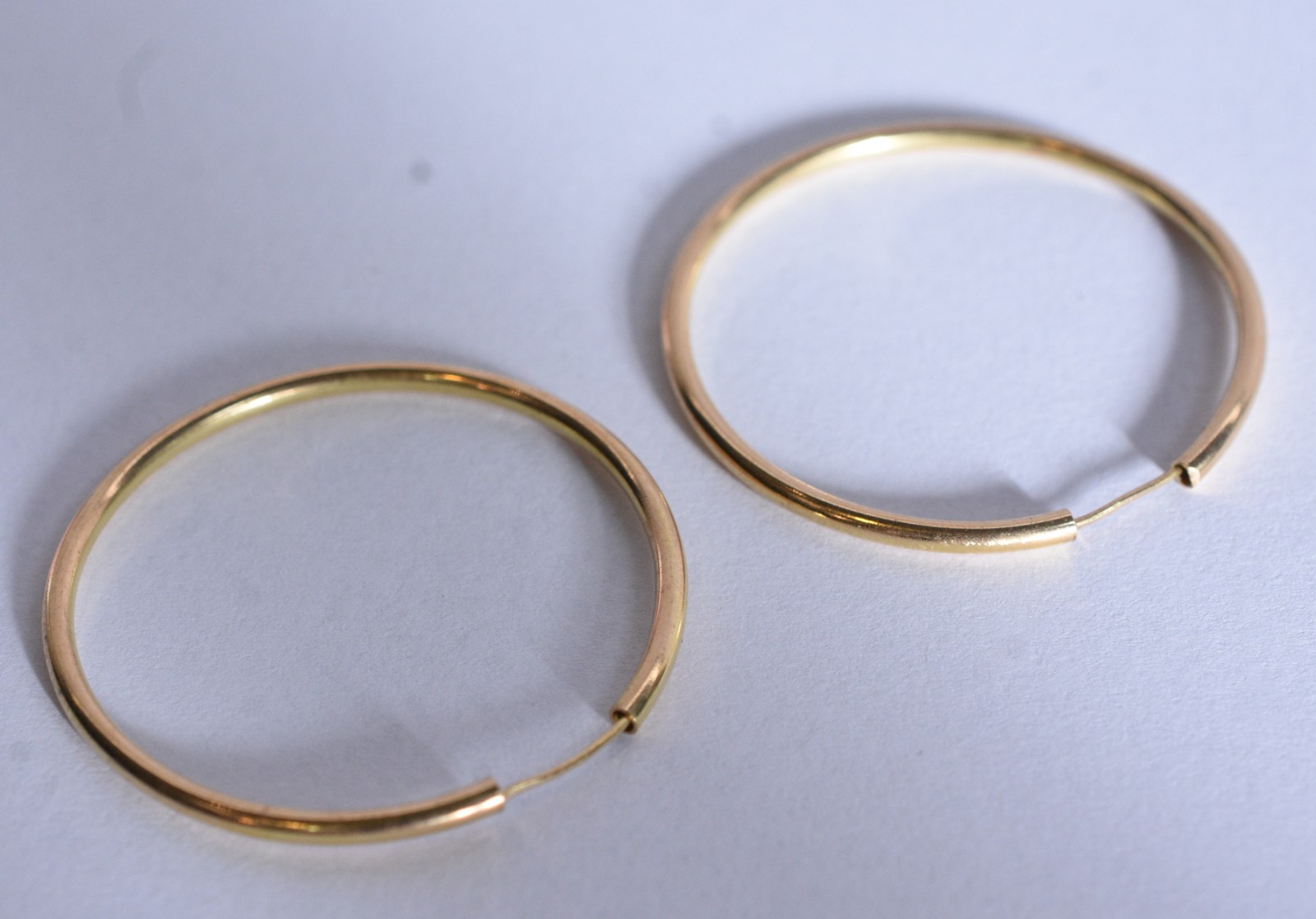 Par de brincos de ouro 18k, contraste 750 modelo argola (Por motivos... - foto 3 de 6
