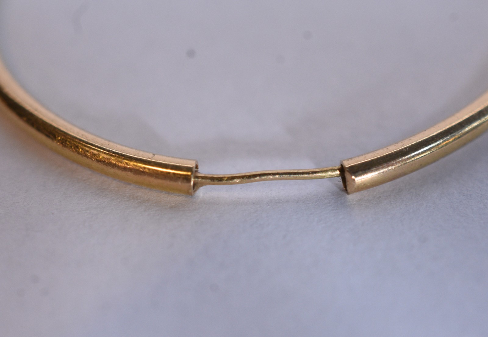Par de brincos de ouro 18k, contraste 750 modelo argola (Por motivos... - foto 4 de 6