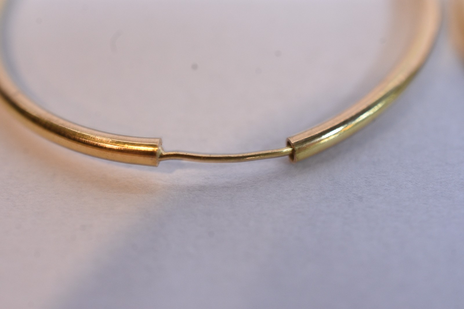 Par de brincos de ouro 18k, contraste 750 modelo argola (Por motivos... - foto 5 de 6